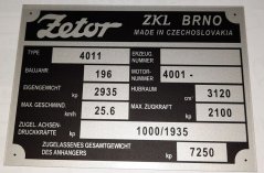 Výrobní štítek Zetor 4011 DE