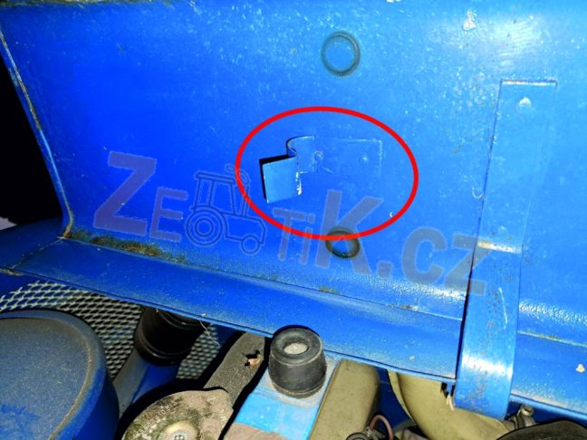 Pero zajištění krytu kapoty Z3011
